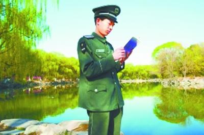 甘相偉在未名湖畔。